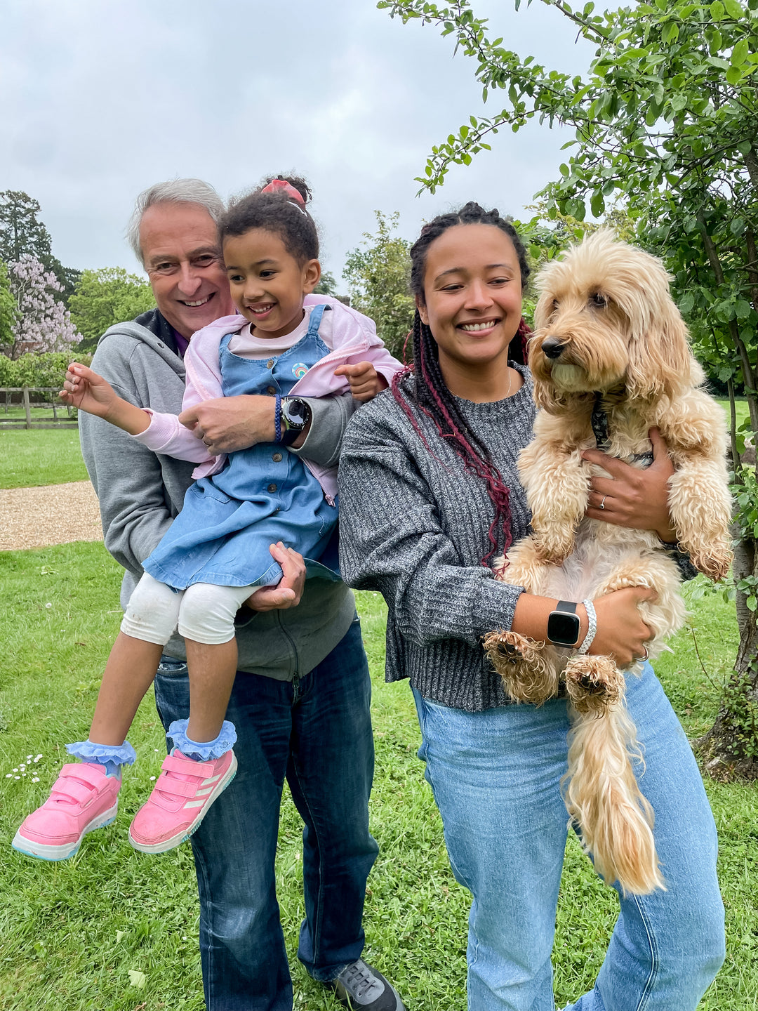 Famille protégée des moustiques au jardin
